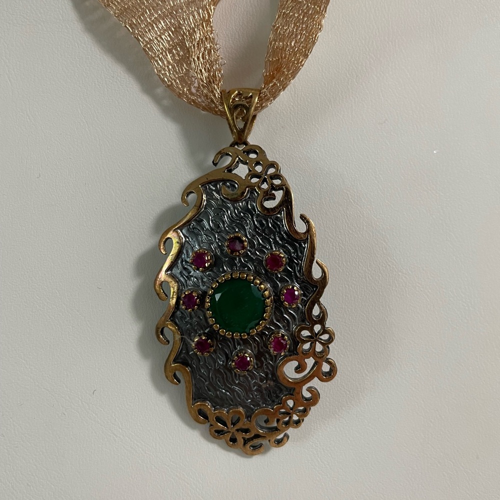Elegant Gold and Green Pendant Necklace